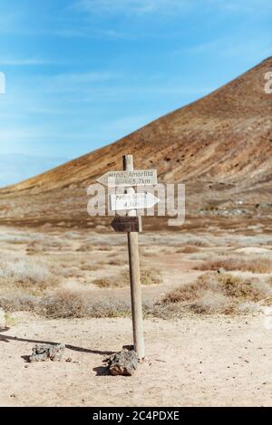 Un panneau en bois au milieu de la Graciosa, à une jonction de pistes poussiéreuses, pointant vers divers endroits, Île Graciosa, îles Canaries, Espagne Banque D'Images