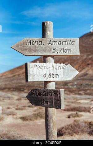 Un panneau en bois au milieu de la Graciosa, à une jonction de pistes poussiéreuses, pointant vers divers endroits, Île Graciosa, îles Canaries, Espagne Banque D'Images