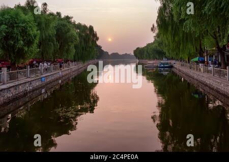 Beijing, Chine - 8 août 2011 : vue sur le lac Houhai au coucher du soleil depuis le pont de Yinging. Houhai est un lac et un quartier dans le district de Xicheng Banque D'Images