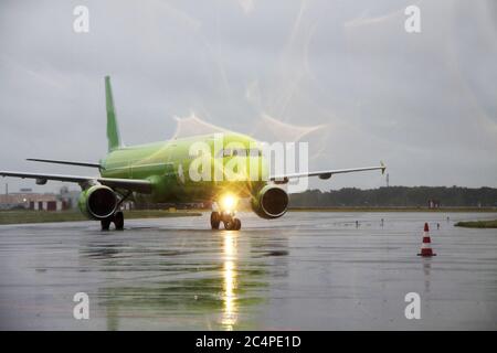 avion sur le canal de thetaxi du champ de vol Banque D'Images