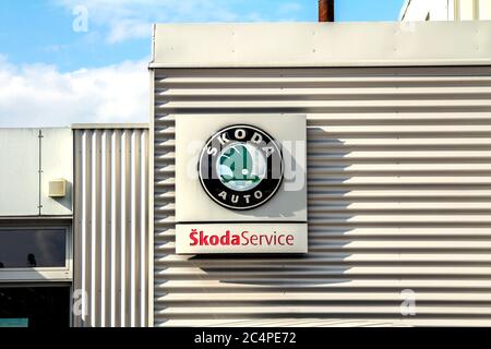 Weissenburg, Allemagne : concessionnaire automobile Skoda dans la ville de Weissenburg, Bavière, Allemagne Banque D'Images