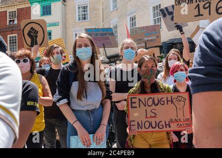 Les manifestants du BLM se réunissent pour entendre l'évêque Rose de Douvres parler devant les portes de la cathédrale de Canterbury. Banque D'Images