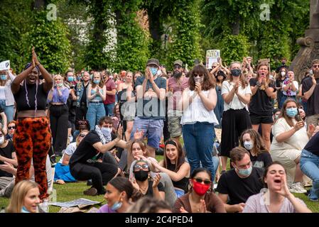 Après avoir marché dans les rues de la ville, les manifestants se sont rassemblés dans le parc Dane John pour entendre des discours. Ici, la foule claque un haut-parleur. Banque D'Images