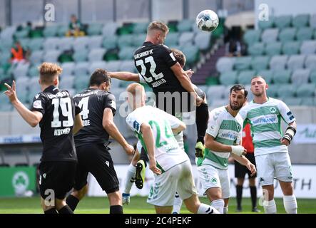 Fuerth, Allemagne. 28 juin 2020. Christoph Kobald (KSC) en-tête, chance. GES/football/2ème Bundesliga: Greuther Furth - Karlsruher SC, 28 juin 2020 football/Soccer: 2ème ligue: Greuther Furth vs Karlsruhe, Fuerth, 28 juin 2020 | usage dans le monde crédit: dpa/Alay Live News Banque D'Images