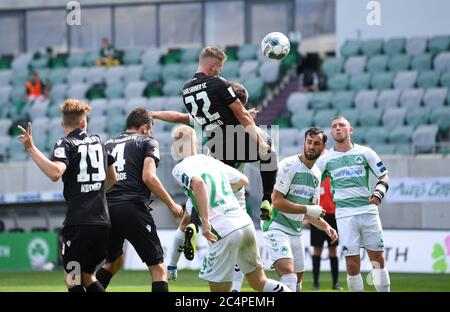 Fuerth, Allemagne. 28 juin 2020. Christoph Kobald (KSC) en-tête, chance. GES/football/2ème Bundesliga: Greuther Furth - Karlsruher SC, 28 juin 2020 football/Soccer: 2ème ligue: Greuther Furth vs Karlsruhe, Fuerth, 28 juin 2020 | usage dans le monde crédit: dpa/Alay Live News Banque D'Images