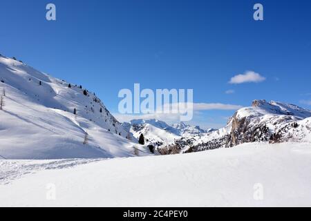 Le splendide panorama depuis le col de Valparola sur les Dolomites Banque D'Images