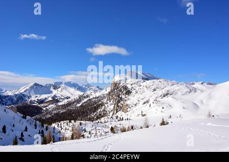 Le splendide panorama depuis le col de Valparola sur les Dolomites Banque D'Images