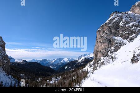 Le splendide panorama depuis le col de Valparola sur les Dolomites Banque D'Images