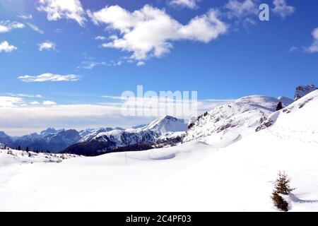 Le splendide panorama depuis le col de Valparola sur les Dolomites Banque D'Images