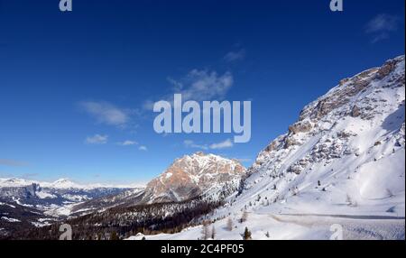 Le splendide panorama depuis le col de Valparola sur les Dolomites Banque D'Images