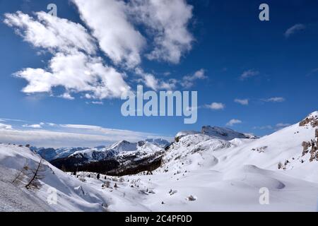 Le splendide panorama depuis le col de Valparola sur les Dolomites Banque D'Images