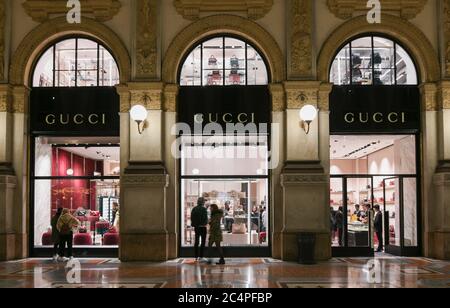 Milan, Italie - 13 janvier 2020 : les gens devant une vitrine de sacs et de baskets Gucci Banque D'Images