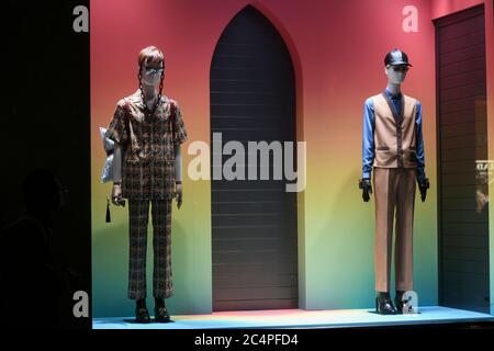 Milan, Italie - 13 janvier 2020 : tenues Gucci dans une vitrine de couleur arc-en-ciel Banque D'Images