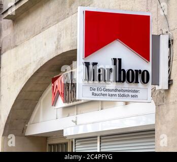 FURTH, Allemagne : logo de cigarette Marlboro en dehors d'un magasin. Marlboro est la marque de cigarettes la plus vendue au monde. Il est fabriqué par Philip Morris Banque D'Images