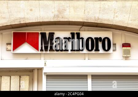 FURTH, Allemagne : logo de cigarette Marlboro en dehors d'un magasin. Marlboro est la marque de cigarettes la plus vendue au monde. Il est fabriqué par Philip Morris Banque D'Images