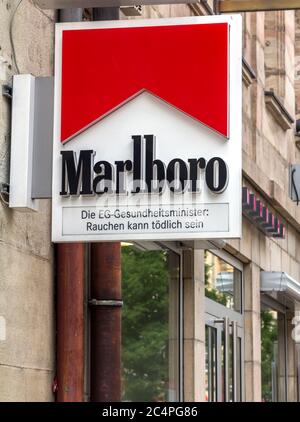 FURTH, Allemagne : logo de cigarette Marlboro en dehors d'un magasin. Marlboro est la marque de cigarettes la plus vendue au monde. Il est fabriqué par Philip Morris Banque D'Images