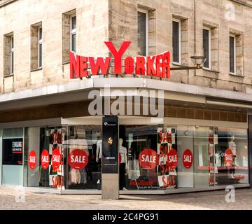 Furth, Allemagne : fondé en 1971, NewYorker est un détaillant de vêtements allemand qui s'adresse principalement au groupe cible des 12 à 39 ans avec plus de 16 ans Banque D'Images