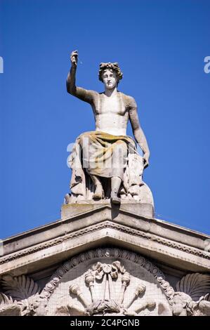 Statue du dieu grec Apollo sur le fronton du musée Ashmoléen d'Oxford. Banque D'Images