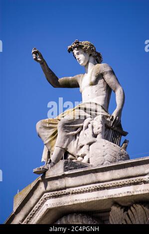 Statue de l'ancien dieu grec Apollo sur le fronton au-dessus du célèbre musée Ashmoléen à Oxford, Angleterre. Banque D'Images