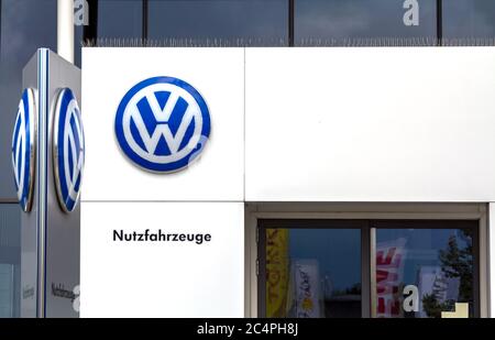 Schwabach, Bayern : le logo VW de la marque 'Volkswagen' dans un bâtiment de concessionnaire automobile. Volkswagen AG est une société allemande de fabrication automobile. Banque D'Images