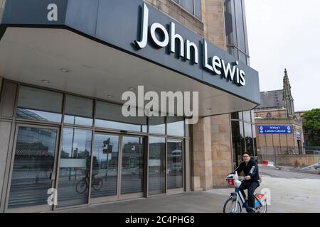 Edimbourg, Ecosse, Royaume-Uni. 28 juin 2020. Vue extérieure du magasin John Lewis à Édimbourg. De nombreux magasins en Écosse se préparant à rouvrir le lundi 29 juin, John Lewis n'ouvre pas actuellement et examine l'avenir de ses magasins au Royaume-Uni. Iain Masterton/Alay Live News Banque D'Images