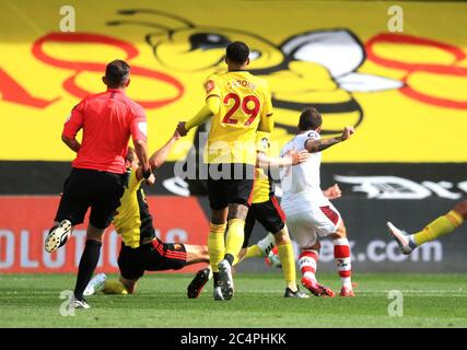 Danny ings de Southampton (à droite) marque le premier but de son côté lors du match de la Premier League à Vicarage Road, Watford. Banque D'Images