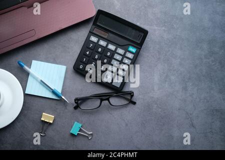ordinateur portable avec calculatrice et bloc-notes sur le bureau Banque D'Images
