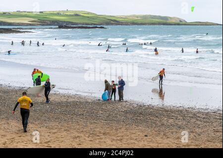 Garretstown, West Cork, Irlande. 28 juin 2020. Lors d'une journée très venteuse à Garretstown Beach, il y avait une foule de gens qui essayaient de surfer sur les vagues. Crédit : AG News/Alay Live News Banque D'Images