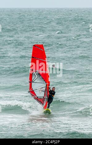 Garretstown, West Cork, Irlande. 28 juin 2020. De nombreux surfeurs ont profité aujourd'hui des vents de force à Garretstown Beach. Crédit : AG News/Alay Live News Banque D'Images