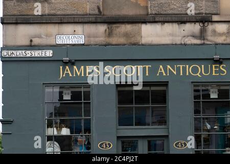 Un groupe d'activistes a attaché des panneaux de rue alternatifs dans les rues avec des liens avec le commerce des esclaves ScotlandÕs sur Dundas Street , Edimbourg en Ecosse Banque D'Images