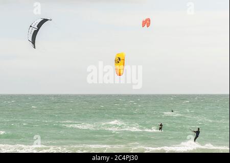 Garretstown, West Cork, Irlande. 28 juin 2020. De nombreux surfeurs de cerf-volant ont profité aujourd'hui des vents de force à Garretstown Beach. Crédit : AG News/Alay Live News Banque D'Images
