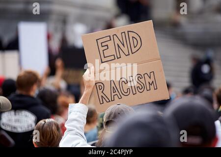 Vancouver C.-B., Canada, mai 31 2020 : signez « mettre fin au racisme » à la marche contre la violence policière à Vancouver, C.-B. Banque D'Images