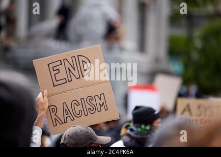 Vancouver C.-B., Canada, mai 31 2020 : signez « mettre fin au racisme » à la marche contre la violence policière à Vancouver, C.-B. Banque D'Images