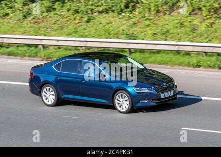 2017 Blue Škoda superbe se L Executive TDI ; véhicules routiers, voitures roulant sur les routes britanniques, moteurs, véhicules motorisés sur le réseau d'autoroutes M6. Banque D'Images