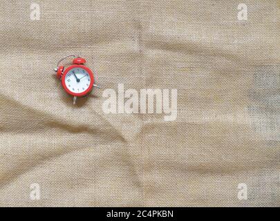 Creative Flat Lay vintage horloge sur table de bureau rouge vue de dessus de bureau concept réveil sur papier rouge couleur avec l'espace de copie dans le style minimal, vide Banque D'Images