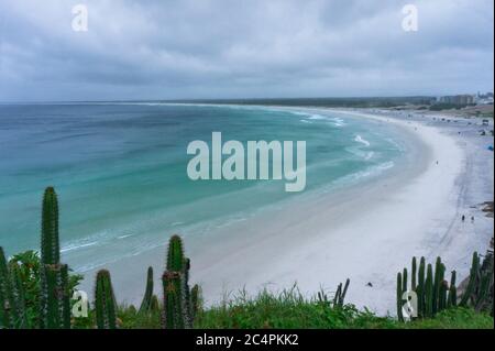 Arraial do Cabo, vue sur la plage tropicale de Praia Grande, Brésil, Amérique du Sud Banque D'Images