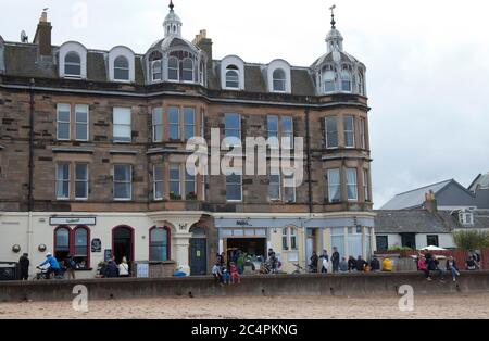 Portobello, Édimbourg, Écosse, Royaume-Uni. 29 juin 2020. Avec SW 40 km/h et rafales 70 km/h direction du vent, averses légères.les gens appréciant la chance d'utiliser l'esplanade et la plage maintenant qui est plus calme après la mini vague de chaleur. Banque D'Images