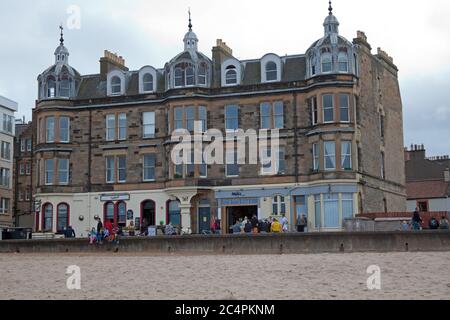 Portobello, Édimbourg, Écosse, Royaume-Uni. 29 juin 2020. Avec SW 40 km/h et rafales 70 km/h direction du vent, averses légères.les gens appréciant la chance d'utiliser l'esplanade et la plage maintenant qui est plus calme après la mini vague de chaleur. Banque D'Images