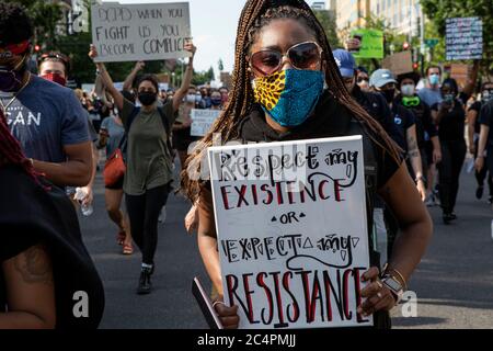 Les manifestants marchaient le long de la 16e rue en direction de la Maison Blanche Banque D'Images