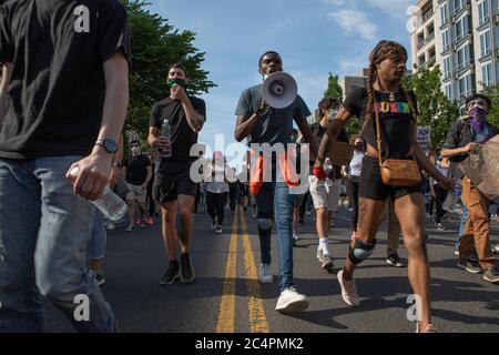 Les manifestants marchaient le long de la 16e rue en direction de la Maison Blanche Banque D'Images