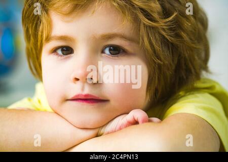 Portrait de gros plan d'un adolescent. Enfants branchés du monde. Émotion des enfants Banque D'Images