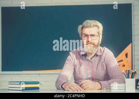 Portrait d'un homme de race blanche confiant avec barbe en classe Banque D'Images