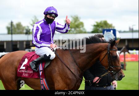 Magique et Seamus Heffernan après avoir remporté les jolis enjeux de Polly d'Alwasmiyah à l'hippodrome de Curragh. Banque D'Images