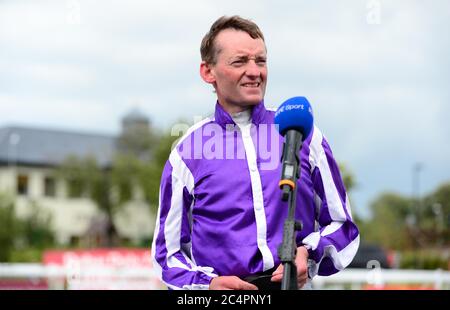 Seamus Heffernan après avoir remporté les parts de la jolie Polly d'Alwasmiyah à l'hippodrome de Curragh. Banque D'Images