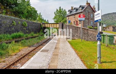 STROMEFERRY LOCH CARRON ROSS-SHIRE SCOTRAIL STATION SUR LA CÔTE OUEST DE L'ÉCOSSE AVEC DES SIGNES D'ALERTE DE VIRUS COVID-19 Banque D'Images