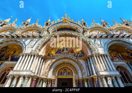 Basilique Saint-Marc à Venise, Italie. La célèbre cathédrale Saint-Marc est la principale attraction touristique de Venise. Vieux bâtiment avec de belles mosaïques. Avant bot Banque D'Images