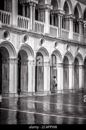 Venise, Italie – 20 mai 2017 : Palais des Doges ou Palazzo Ducale en noir et blanc. C'est une célèbre attraction touristique de Venise. Ancienne façade des Doges Banque D'Images