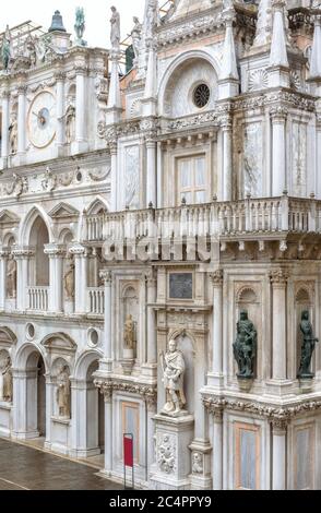 Palais des Doges ou Palazzo Ducale, Venise, Italie. C'est un monument célèbre de Venise. Belle façade ornée du vieux Palais des Doges avec statues et balcon. BEA Banque D'Images