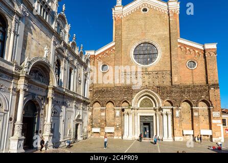 Venise, Italie – 21 mai 2017 : Scuola Grande di San Marco et Basilique San Giovanni e Paolo, Venise. Les gens visitent la place Campo Santi Giovanni, touristique Banque D'Images