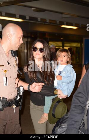 MIAMI BEACH, FL - SEPTEMBRE 09 : Kim Kardashian, Kourtney Kardashian, Mason Dash Disick, Penelope Disick et Khlo Kardashian-Odom arrivent à l'aéroport international de Miami pour filmer leur nouveau spectacle « Kim and Kourtney Take Miami ». Le 9 septembre 2012 à Miami Beach, Floride. Personnes: Khloe Kardashian, Mason Disick crédit: Storms Media Group/Alay Live News Banque D'Images